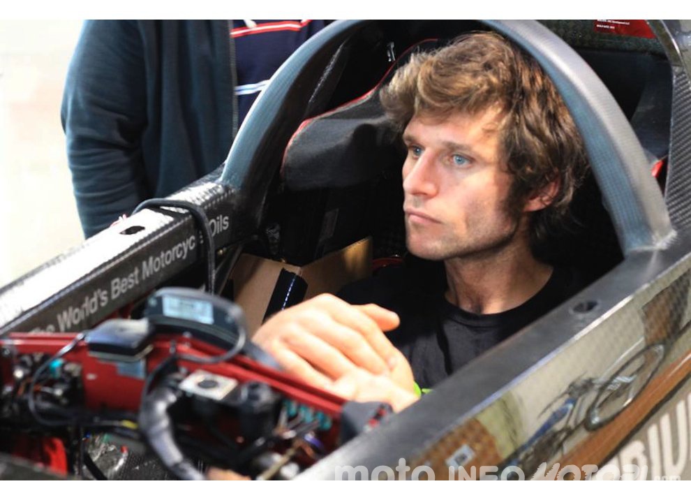 Guy Martin su una Triumph da 1000CV per battere il record