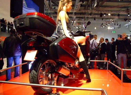 Honda Integra, compreso nel prezzo il bauletto per due caschi integrali