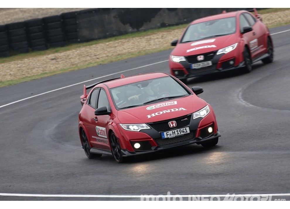 Honda: MotoGP VS Civic Type R, incredibile video a 360° - Foto 2 di 5