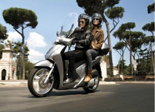 Honda SH, lo scooter a ruote alte è leader assoluto del mercato