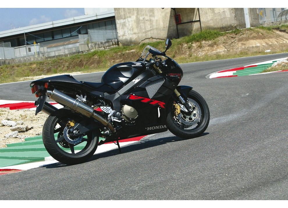 Honda VTR 1000 SP-2: Test Ride - Foto  di 