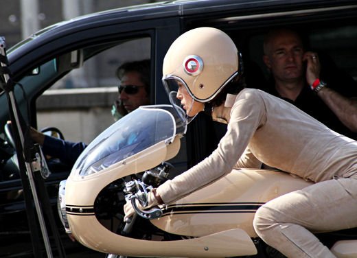 Le donne in moto più brave degli uomini