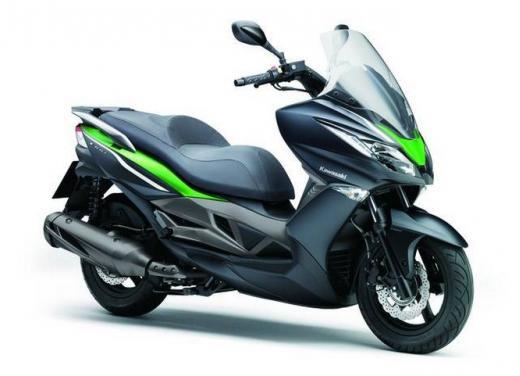 Kawasaki J300 al prezzo base  di 4.730 euro con 4 anni di garanzia e bauletto in omaggio