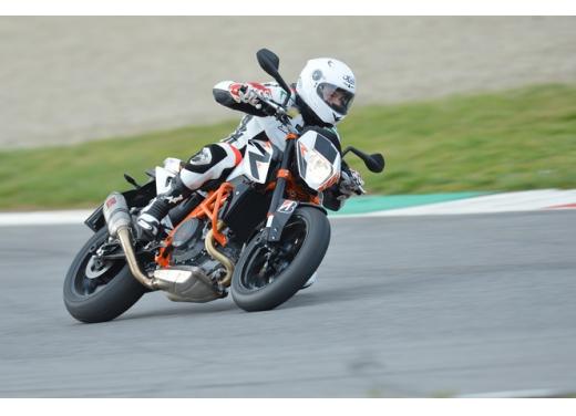 KTM Duke 690 R, la naked monocilindrica che sfida le maxi moto