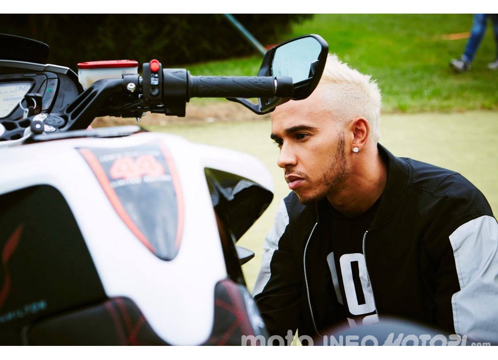 Lewis Hamilton come Senna con MV Agusta