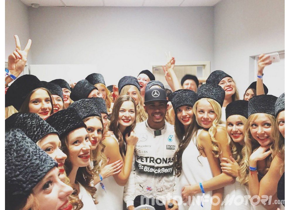 Lewis Hamilton come Senna con MV Agusta - Foto 2 di 15