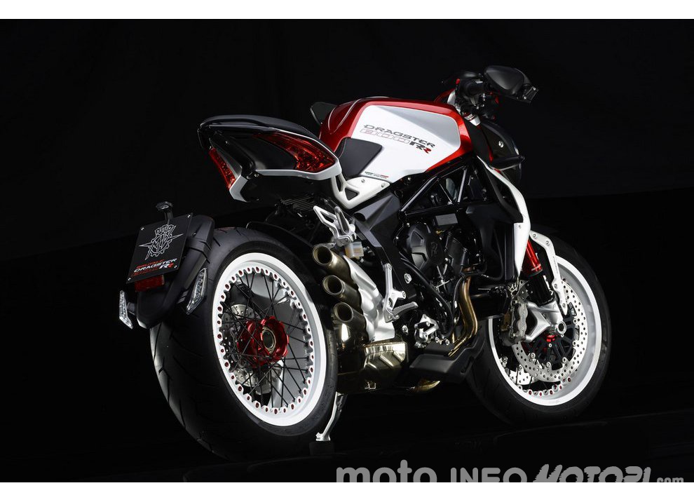 Lewis Hamilton come Senna con MV Agusta - Foto 7 di 15