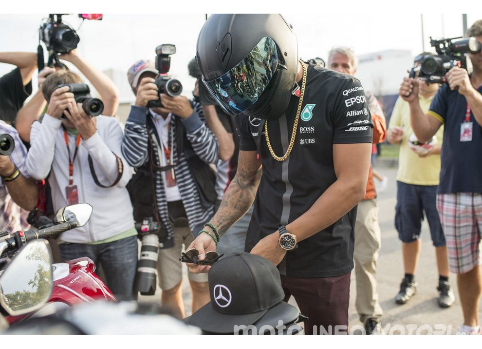 Lewis Hamilton come Senna con MV Agusta - Foto 11 di 15