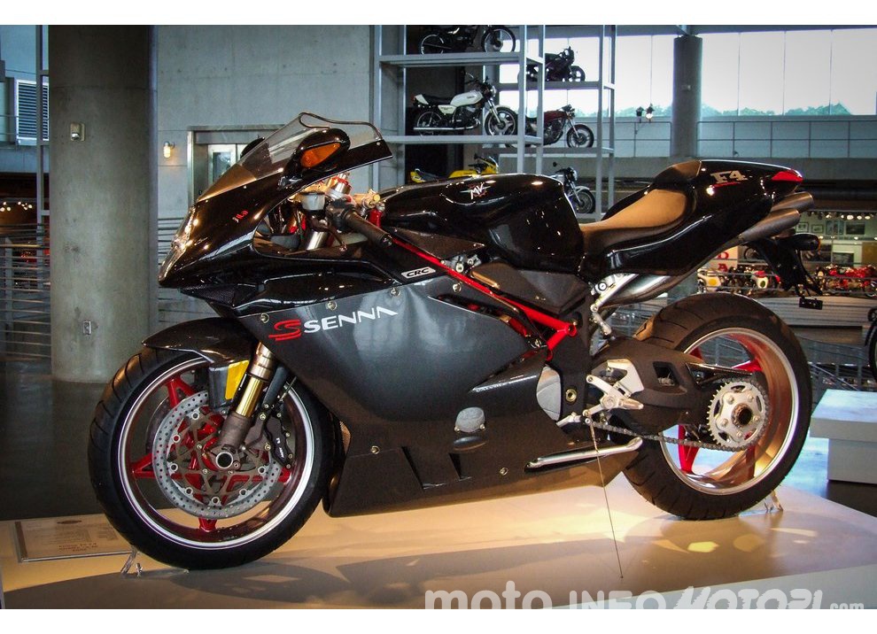 Lewis Hamilton come Senna con MV Agusta - Foto 8 di 15