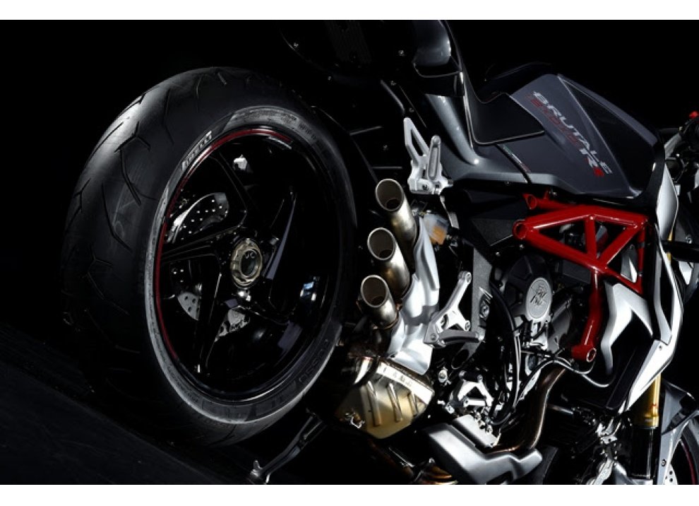 Pirelli Diablo Rosso II scelto da MV Agusta Brutale 800 RR e Brutale Dragster 800 RR