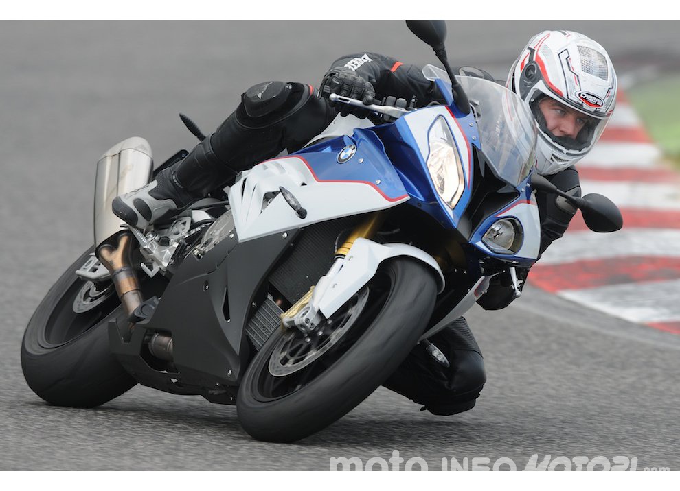 Prova BMW S1000RR 2015 su strada ed in pista: meglio di così, si muore