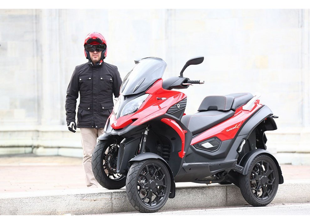 Quadro 4: scooter a quattro ruote o cabrio per piegare col manubrio?