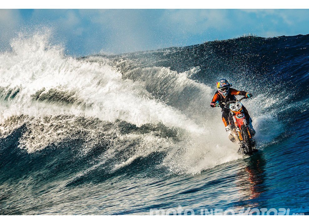 Robbie Maddison fa Surf con una KTM 450 a Thaiti, il video