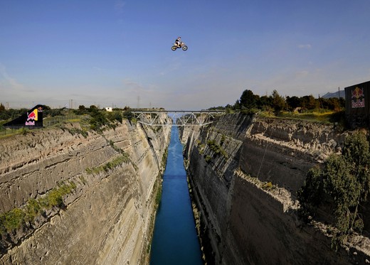 Madison salta in moto il canale di Corinto