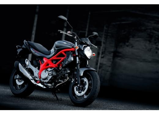 Suzuki Gladius 650, nuove grafiche per la naked bicilindrica di media cilindrata