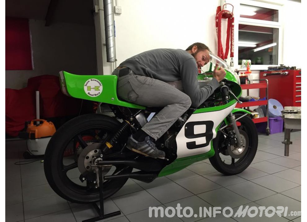 Tom Skyes con Kawasaki Ninja H2R 2015 ed H2R 1974  - Foto 3 di 6
