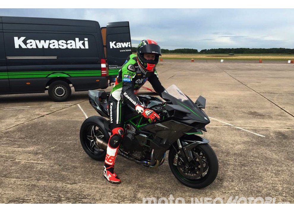 Tom Skyes con Kawasaki Ninja H2R 2015 ed H2R 1974  - Foto 5 di 6