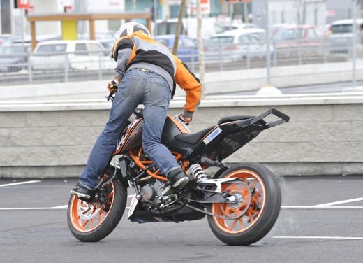 KTM 125 Duke: Rok Bagoros video stunt con la nuda per neopatentati