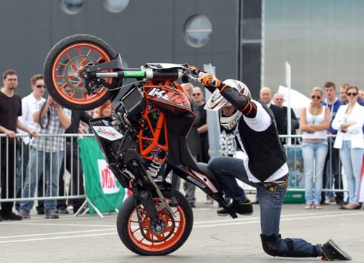 KTM Duke 125 e le evoluzioni dello stunt  Rok Bagoros