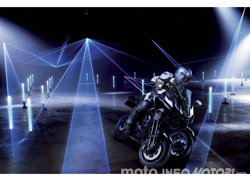 Yamaha MWT-9, la moto a tre ruote al Salone di Tokyo