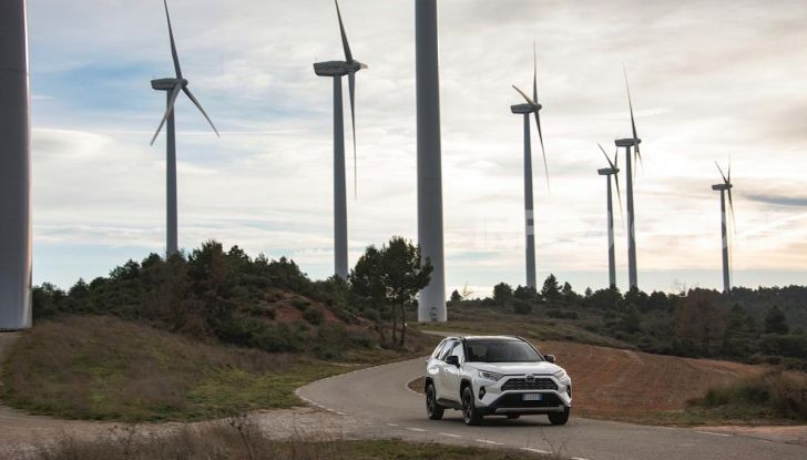 Prova Toyota RAV4 Hybrid 2019: il SUV ecologico per andare ovunque - Foto 6 di 64