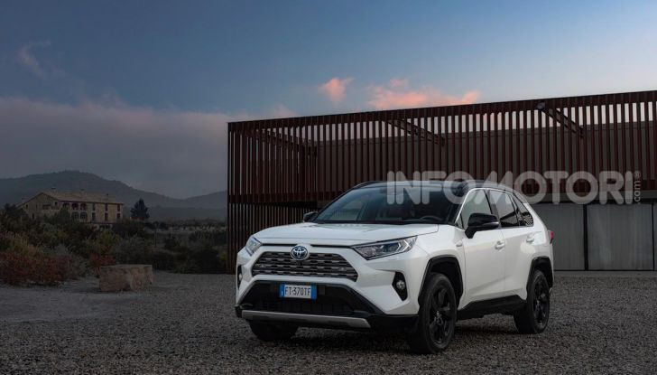 Prova Toyota RAV4 Hybrid 2019: il SUV ecologico per andare ovunque - Foto 11 di 64