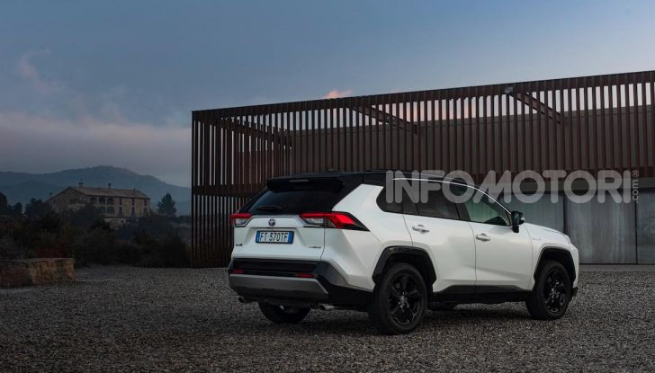 Prova Toyota RAV4 Hybrid 2019: il SUV ecologico per andare ovunque - Foto 12 di 64