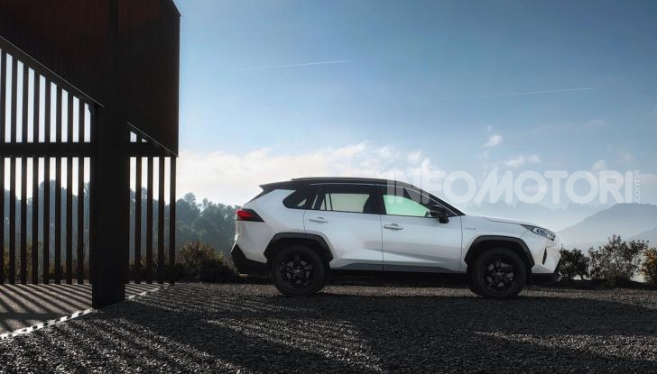 Prova Toyota RAV4 Hybrid 2019: il SUV ecologico per andare ovunque - Foto 14 di 64