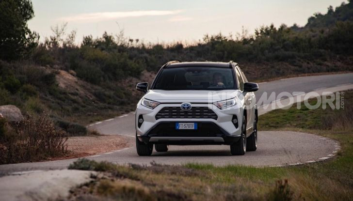 Prova Toyota RAV4 Hybrid 2019: il SUV ecologico per andare ovunque - Foto 16 di 64