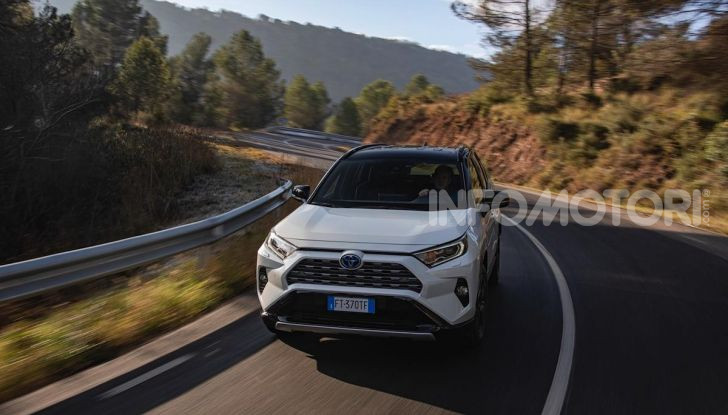 Prova Toyota RAV4 Hybrid 2019: il SUV ecologico per andare ovunque - Foto 17 di 64