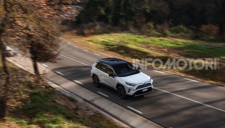 Prova Toyota RAV4 Hybrid 2019: il SUV ecologico per andare ovunque - Foto 18 di 64
