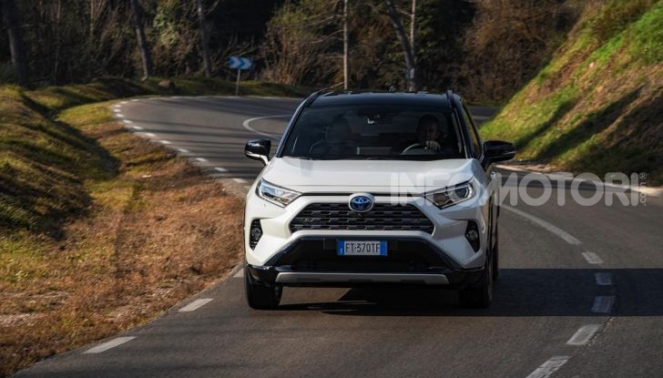 Prova Toyota RAV4 Hybrid 2019: il SUV ecologico per andare ovunque - Foto 19 di 64