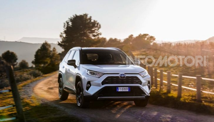 Prova Toyota RAV4 Hybrid 2019: il SUV ecologico per andare ovunque - Foto 20 di 64