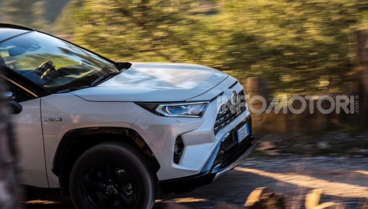 Prova Toyota RAV4 Hybrid 2019: il SUV ecologico per andare ovunque - Foto 21 di 64