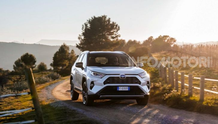 Prova Toyota RAV4 Hybrid 2019: il SUV ecologico per andare ovunque - Foto 22 di 64