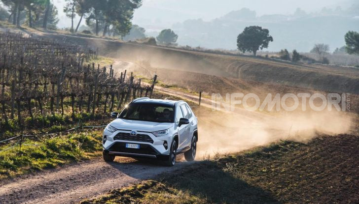 Prova Toyota RAV4 Hybrid 2019: il SUV ecologico per andare ovunque - Foto 25 di 64