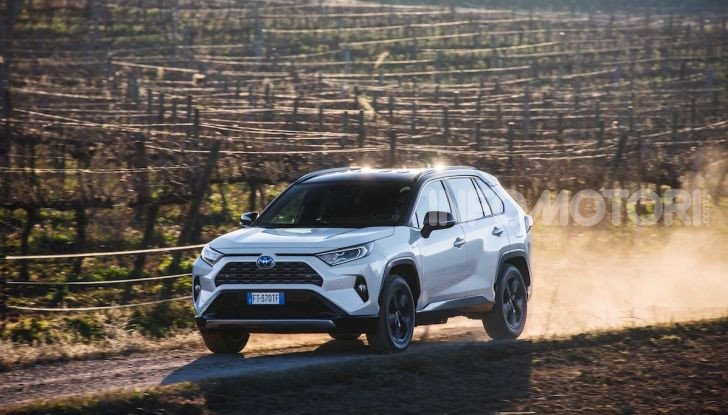 Prova Toyota RAV4 Hybrid 2019: il SUV ecologico per andare ovunque - Foto 1 di 64