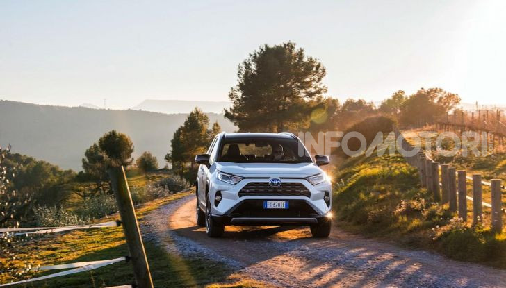 Prova Toyota RAV4 Hybrid 2019: il SUV ecologico per andare ovunque - Foto 26 di 64