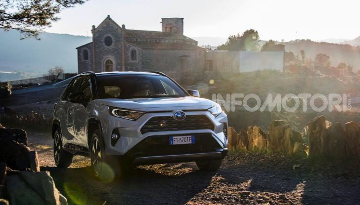 Prova Toyota RAV4 Hybrid 2019: il SUV ecologico per andare ovunque - Foto 27 di 64