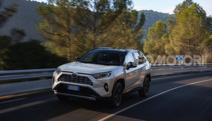 Prova Toyota RAV4 Hybrid 2019: il SUV ecologico per andare ovunque - Foto 30 di 64