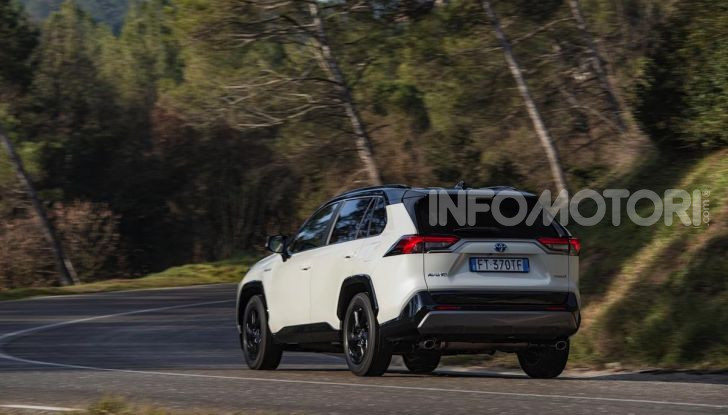 Prova Toyota RAV4 Hybrid 2019: il SUV ecologico per andare ovunque - Foto 31 di 64