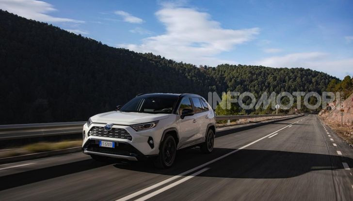 Prova Toyota RAV4 Hybrid 2019: il SUV ecologico per andare ovunque - Foto 32 di 64