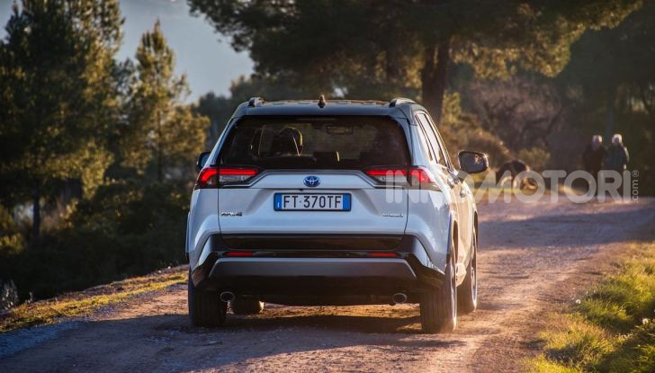 Prova Toyota RAV4 Hybrid 2019: il SUV ecologico per andare ovunque - Foto 8 di 64