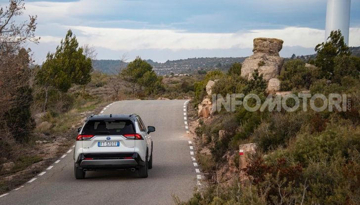 Prova Toyota RAV4 Hybrid 2019: il SUV ecologico per andare ovunque - Foto 33 di 64