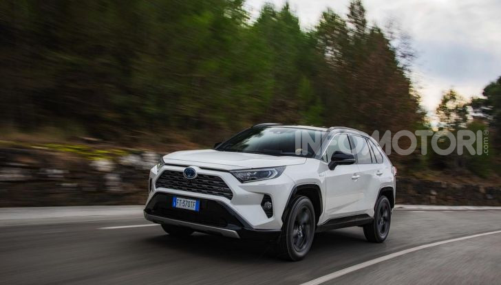 Prova Toyota RAV4 Hybrid 2019: il SUV ecologico per andare ovunque - Foto 34 di 64