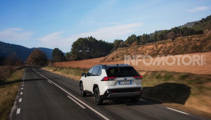 Prova Toyota RAV4 Hybrid 2019: il SUV ecologico per andare ovunque - Foto 35 di 64