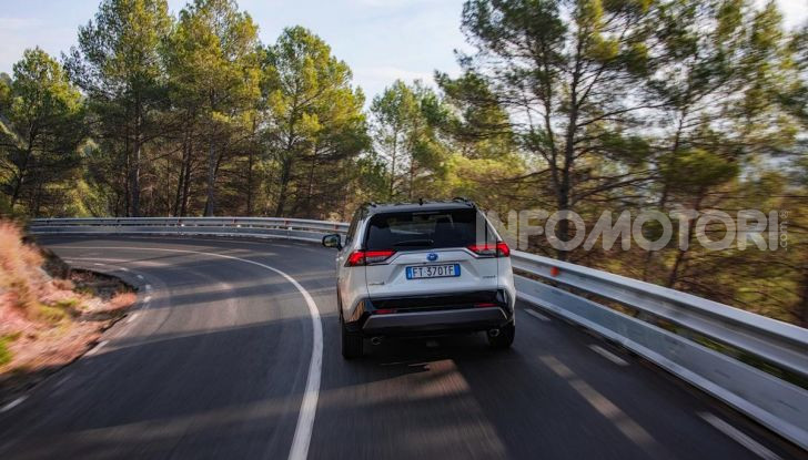 Prova Toyota RAV4 Hybrid 2019: il SUV ecologico per andare ovunque - Foto 38 di 64