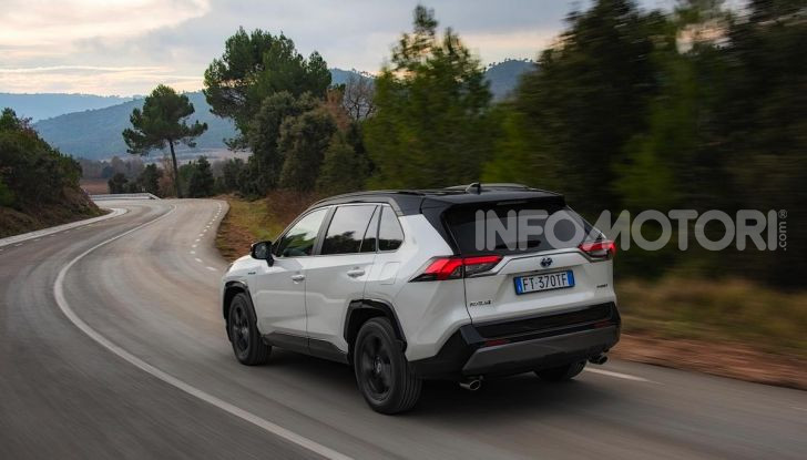 Prova Toyota RAV4 Hybrid 2019: il SUV ecologico per andare ovunque - Foto 39 di 64