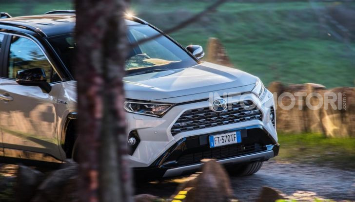 Prova Toyota RAV4 Hybrid 2019: il SUV ecologico per andare ovunque - Foto 3 di 64