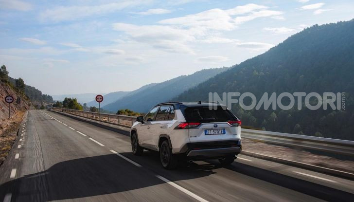 Prova Toyota RAV4 Hybrid 2019: il SUV ecologico per andare ovunque - Foto 40 di 64